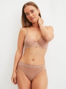 La modella / Il modello Donna indossa Reggiseno spaziale in Pizzo di colore Marrone, Pizzo, della serie Natural Comfort Lace di CALIDA, Abbigliamento