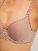 La modella / Il modello Donna indossa Reggiseno spaziale in Pizzo di colore Marrone, Pizzo, della serie Natural Comfort Lace di CALIDA, Dettaglio