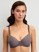 La modella / Il modello Donna indossa Reggiseno spaziale in Poliammide di colore Marrone, Pizzo, della serie Natural Comfort Lace di CALIDA, Vista frontale