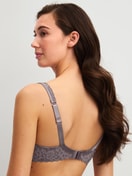 La modella / Il modello Donna indossa Reggiseno spaziale in Poliammide di colore Marrone, Pizzo, della serie Natural Comfort Lace di CALIDA, Vista posteriore