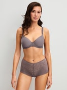 La modella / Il modello Donna indossa Reggiseno spaziale in Poliammide di colore Marrone, Pizzo, della serie Natural Comfort Lace di CALIDA, Abbigliamento