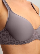 La modella / Il modello Donna indossa Reggiseno spaziale in Poliammide di colore Marrone, Pizzo, della serie Natural Comfort Lace di CALIDA, Dettaglio