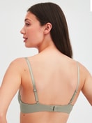 Le mannequin Femme porte le/la Soutien-gorge T-shirt à armatures en Coton de couleur Vert, Unicolore, de la série Cate de CALIDA, Vue arrière