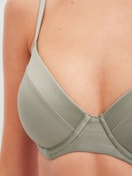 Le mannequin Femme porte le/la Soutien-gorge T-shirt à armatures en Coton de couleur Vert, Unicolore, de la série Cate de CALIDA, Détail