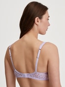 Damen-Model trägt Spitzen-BH ohne Bügel aus Baumwolle in Violett, Spitze aus Serie Natural Comfort Lace von CALIDA, Rückansicht