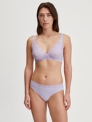 Damen-Model trägt Spitzen-BH ohne Bügel aus Baumwolle in Violett, Spitze aus Serie Natural Comfort Lace von CALIDA, Outfit
