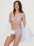 Damen-Model trägt Spitzen-BH ohne Bügel aus Baumwolle in Violett, Spitze aus Serie Natural Comfort Lace von CALIDA, Zusatzbild