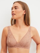 La modella / Il modello Donna indossa Reggiseno soft senza ferretto in Pizzo di colore Marrone, Pizzo, della serie Natural Comfort Lace di CALIDA, Vista frontale