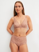 La modella / Il modello Donna indossa Reggiseno soft senza ferretto in Pizzo di colore Marrone, Pizzo, della serie Natural Comfort Lace di CALIDA, Abbigliamento