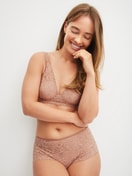 La modella / Il modello Donna indossa Reggiseno soft senza ferretto in Pizzo di colore Marrone, Pizzo, della serie Natural Comfort Lace di CALIDA, Immagine aggiuntiva