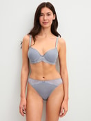 La modella / Il modello Donna indossa Spacer-BH con ferretto in Pizzo di colore Grigio, Pizzo, della serie Sensual Secrets di CALIDA, Abbigliamento
