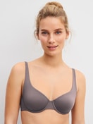 La modella / Il modello Donna indossa Reggiseno con ferretto in Poliammide di colore Marrone, Tinta unita, della serie Sleek Skin di CALIDA, Vista frontale