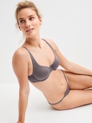 La modella / Il modello Donna indossa Reggiseno con ferretto in Poliammide di colore Marrone, Tinta unita, della serie Sleek Skin di CALIDA, Immagine aggiuntiva