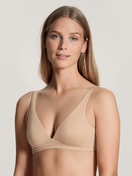 Damen-Model trägt Soft-BH ohne Bügel aus Polyamid in Beige, Einfarbig aus Serie Eco Sense von CALIDA, Vorderansicht