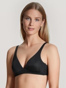 Damen-Model trägt Soft-BH ohne Bügel aus Polyamid in Schwarz, Einfarbig aus Serie Eco Sense von CALIDA, Vorderansicht