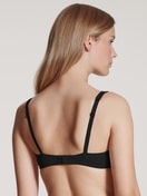 Damen-Model trägt Soft-BH ohne Bügel aus Polyamid in Schwarz, Einfarbig aus Serie Eco Sense von CALIDA, Rückansicht