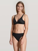 Damen-Model trägt Soft-BH ohne Bügel aus Polyamid in Schwarz, Einfarbig aus Serie Eco Sense von CALIDA, Outfit, Vorderansicht