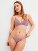 Damen-Model trägt Triangel-BH ohne Bügel aus Polyamid in Rosa, Einfarbig aus Serie Eco Sense Special von CALIDA, Outfit