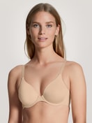 Damen-Model trägt Bügel-BH aus Polyamid in Beige, Einfarbig aus Serie Eco Sense von CALIDA, Vorderansicht