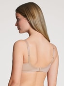 Damen-Model trägt Bügel-BH aus Polyamid in Beige, Einfarbig aus Serie Eco Sense von CALIDA, Rückansicht