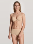 Damen-Model trägt Bügel-BH aus Polyamid in Beige, Einfarbig aus Serie Eco Sense von CALIDA, Outfit, Vorderansicht
