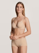 Damen-Model trägt Bügel-BH aus Polyamid in Beige, Einfarbig aus Serie Eco Sense von CALIDA, Outfit, Vorderansicht