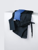 -Model trägt Augenkissen aus  in Blau,  aus Serie Accessoires von CALIDA, Zusatzbild