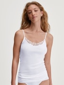 Damen-Model trägt Spaghetti-Top aus 100% Baumwolle in Weiß, Spitze aus Serie Cotton Desire von CALIDA, Vorderansicht