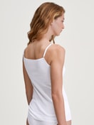 Damen-Model trägt Spaghetti-Top aus 100% Baumwolle in Weiß, Spitze aus Serie Cotton Desire von CALIDA, Rückansicht