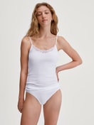 Damen-Model trägt Spaghetti-Top aus 100% Baumwolle in Weiß, Spitze aus Serie Cotton Desire von CALIDA, Outfit