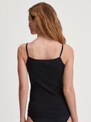 Damen-Model trägt Spaghetti-Top aus 100% Baumwolle in Schwarz, Spitze aus Serie Cotton Desire von CALIDA, Rückansicht