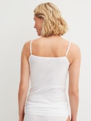 La modella / Il modello Donna indossa Top con spalline in 100% cotone di colore Bianco, Pizzo, della serie Cotton Desire di CALIDA, Vista posteriore