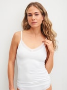 La modella / Il modello Donna indossa Top con spalline in Modal di colore Bianco, Pizzo, della serie Etude Ajours di CALIDA, Vista frontale