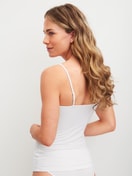 La modella / Il modello Donna indossa Top con spalline in Modal di colore Bianco, Pizzo, della serie Etude Ajours di CALIDA, Vista posteriore