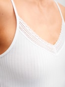 La modella / Il modello Donna indossa Top con spalline in Modal di colore Bianco, Pizzo, della serie Etude Ajours di CALIDA, Dettaglio