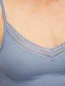 La modella / Il modello Donna indossa Top con spalline in Modal di colore Blu, Pizzo, della serie Etude Ajours di CALIDA, Dettaglio