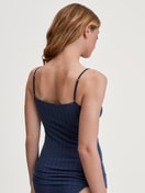 Damen-Model trägt Spaghetti-Top aus Baumwolle in Blau, Spitze aus Serie Etude Toujours von CALIDA, Rückansicht