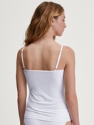 La modella / Il modello Donna indossa Top con spalline in Poliammide di colore Bianco, Tinta unita, della serie Sleek Skin di CALIDA, Vista posteriore