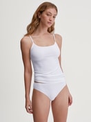 La modella / Il modello Donna indossa Top con spalline in Poliammide di colore Bianco, Tinta unita, della serie Sleek Skin di CALIDA, Abbigliamento