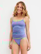 La modella / Il modello Donna indossa Top con spalline in Poliammide di colore Blu, Tinta unita, della serie Sleek Skin di CALIDA, Abbigliamento