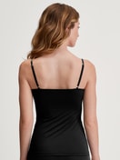 Damen-Model trägt Spaghetti-Top aus Baumwolle in Schwarz, Einfarbig aus Serie Sleek Skin von CALIDA, Rückansicht