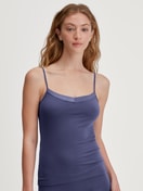 Le mannequin Femme porte le/la Débardeur à fines bretelles en Coton de couleur Bleu, Unicolore, de la série Cate de CALIDA, Vue de face