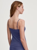Le mannequin Femme porte le/la Débardeur à fines bretelles en Coton de couleur Bleu, Unicolore, de la série Cate de CALIDA, Vue arrière