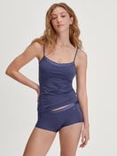 Le mannequin Femme porte le/la Débardeur à fines bretelles en Coton de couleur Bleu, Unicolore, de la série Cate de CALIDA, Tenue