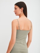 Le mannequin Femme porte le/la Débardeur à fines bretelles en Coton de couleur Vert, Unicolore, de la série Cate de CALIDA, Vue arrière