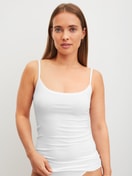 Le mannequin Femme porte le/la Débardeur à fines bretelles en Modal de couleur Blanc, Unicolore, de la série Soft Favourites de CALIDA, Vue de face