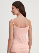Le mannequin Femme porte le/la Débardeur à fines bretelles en Modal de couleur Rose, Unicolore, de la série Soft Favourites de CALIDA, Vue arrière