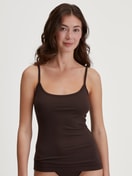 Damen-Model trägt Spaghetti-Top aus Modal in Braun, Einfarbig aus Serie Soft Favourites von CALIDA, Vorderansicht