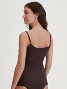 Damen-Model trägt Spaghetti-Top aus Modal in Braun, Einfarbig aus Serie Soft Favourites von CALIDA, Rückansicht