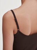 Damen-Model trägt Spaghetti-Top aus Modal in Braun, Einfarbig aus Serie Soft Favourites von CALIDA, Detail